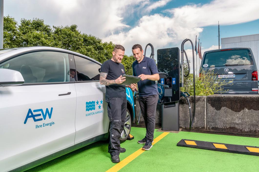 À gauche : Adrian Koch, Service des routes du canton d'Argovie. À droite : Adrian Lerch, chef d'équipe eMobility chez AEW