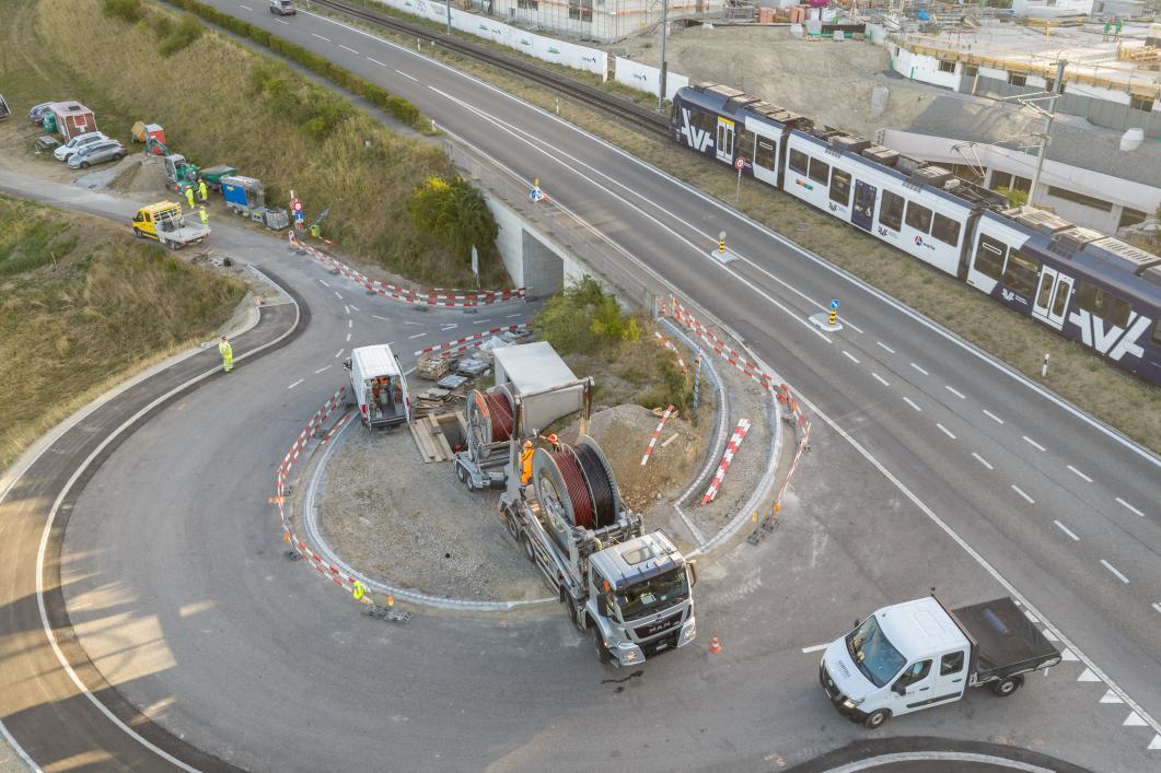 Verlegefahrzeug mit Mittelspannungskabel im Knoten Heinrütirank