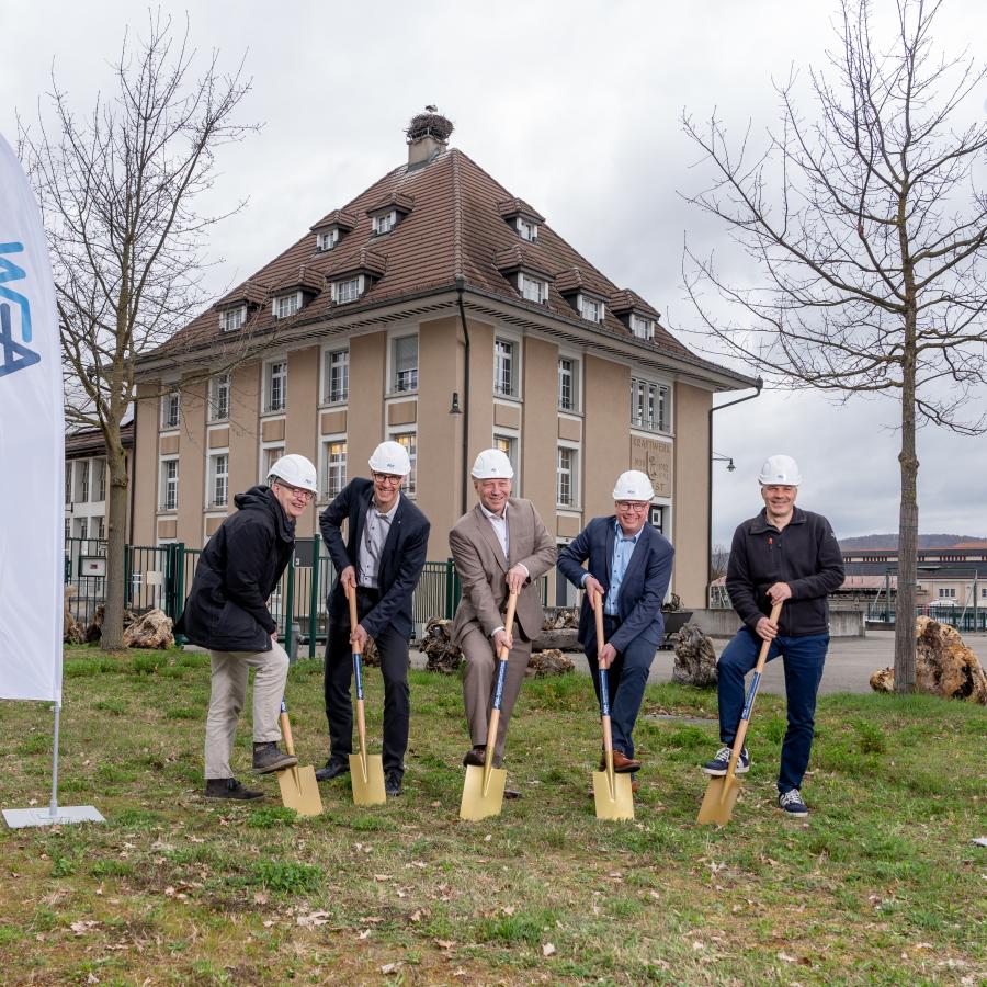 Ralph Wächter (Vizepräsident Gemeinde Augst), David Gautschi (Leiter Geschäftsbereich Produktion AEW), Dr. Raffael Schubiger (Präsident des Verwaltungsrats AEW/KWA), Daniel Wernli (Leiter Wärmeproduktion AEW), Manuel Häfeli (Betriebsleiter KWA)