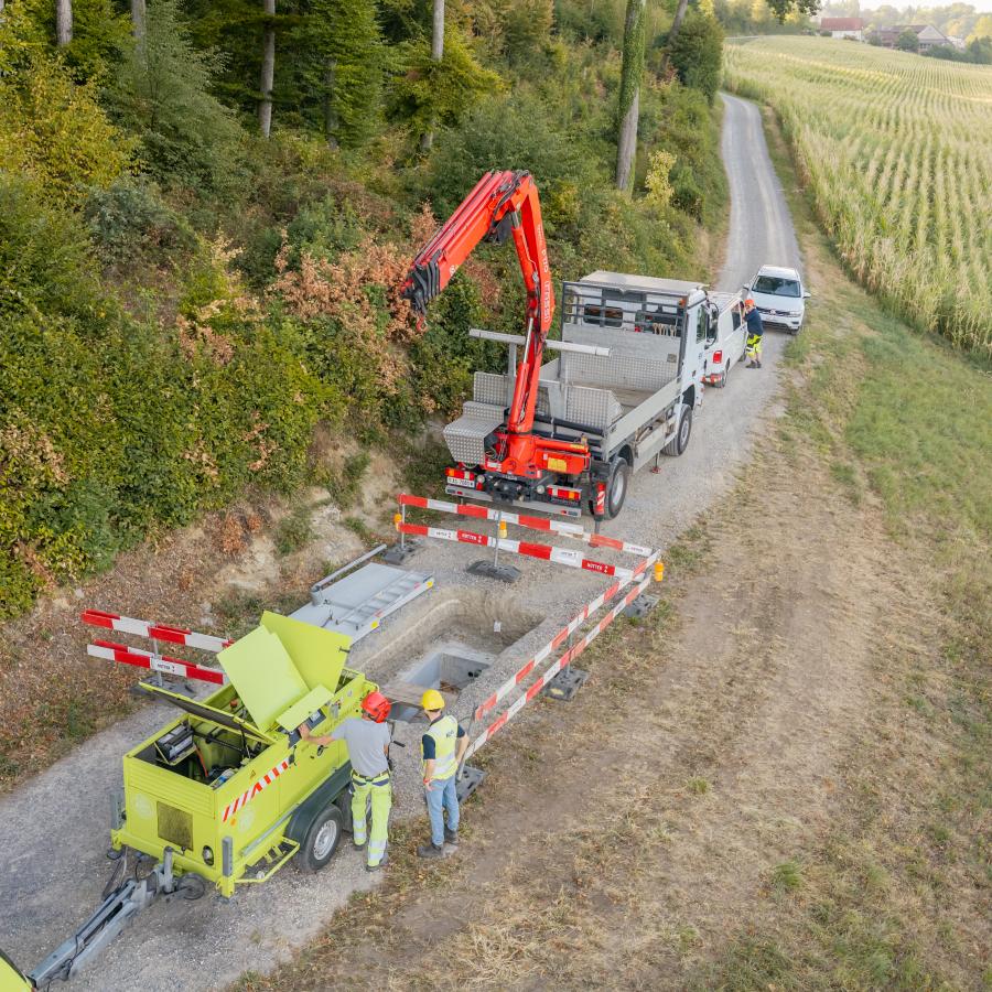 Kabelzugmaschine auf Feldweg bei Verbindungsschacht